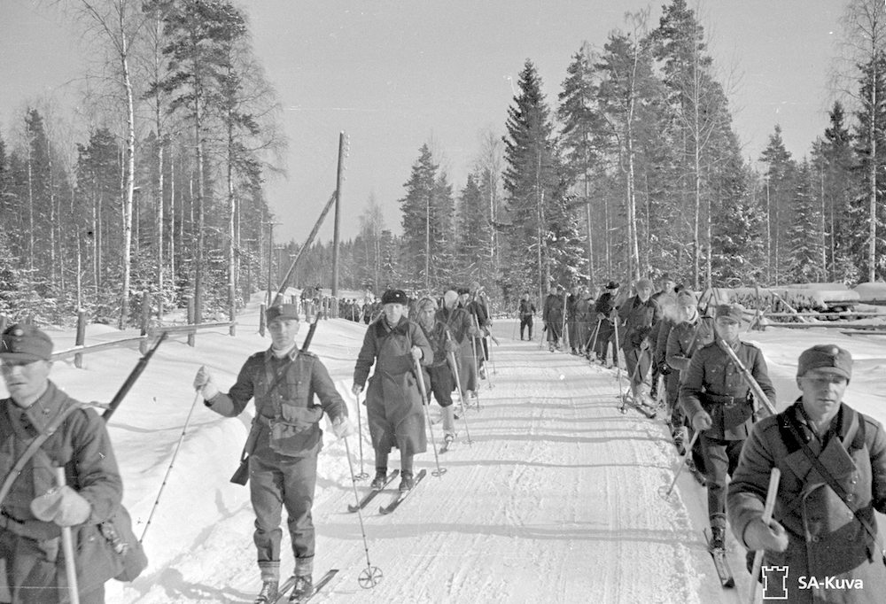 Perääntyviä joukkoja Itä-Kannaksella.