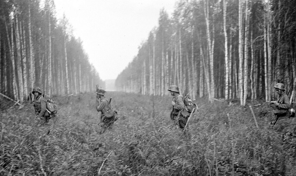 Miehet jättävät rajan taakseen
