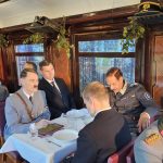 Uusi Mannerheim-elokuva valmistuu Suomessa – historiallinen junavaunu sai jälleen Hitlerin ja Mannerheimin saman pöydän ääreen
